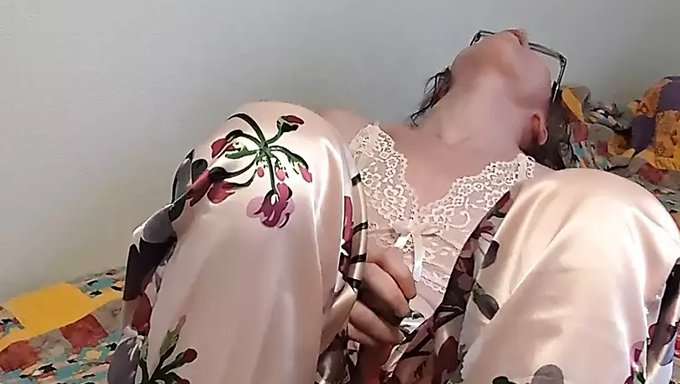 Lingerie Giyen Minyon Bebek Son Derece Tahrik Olur Ve Orgazma Kadar Mastürbasyon Yapar