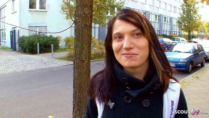 Alman Üniversite Kızı, Iyi Donanımlı Yabancıyla Sert Seks Deneyimliyor