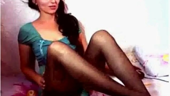 Rus Olgun Anne, Strumpot'U Emiyor Ve Webcam'Da Özel Şov Yapıyor