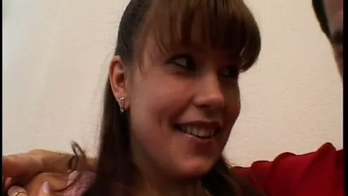 Genç Kızın Porno Dünyasındaki Ilk Deneyimi