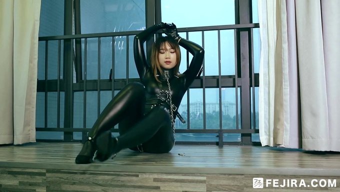 Lateks Giyimli Asyalı Mistress, Bdsm Ile Kontrolü Ele Alıyor