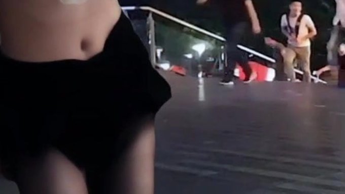 Halka Açık Bir Şekilde Yakalanan Bir Kız Kendini Açığa Çıkarıyor