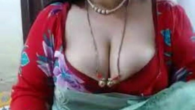 18 Yaşındaki Hintli Genç, Üvey Annesi Tarafından Anal Olarak Beceriliyor