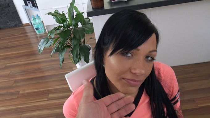 Borçlu Bir Adam, Pov Ve Penis Emme Içeren Seks Karşılığında Bir Internet Sağlayıcısından Üst Düzey Bir Tv'Yi Ele Geçirecek