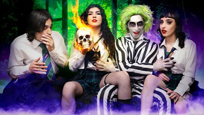Beetlejuice Geri Döndü, Bu Sefer Erotik Bir Grup Seansı Ile.