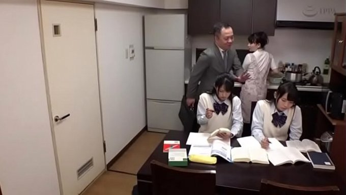 Aoi Kururugi, Üvey Baba Ve Erkek Arkadaşıyla Sıcak Bir Üçlüde.