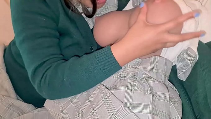 Minyon Öğrenciler, Öğretmenleri Ve Seks Oyuncağıyla Fena Halde Beceriliyor.