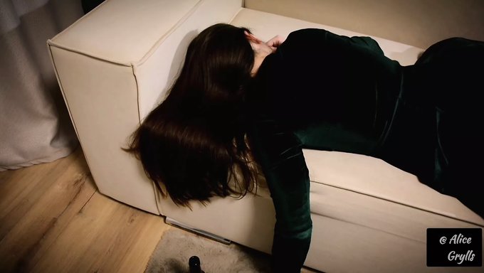 Büyük Kalçalı Genç Kızın Ağzına Sert Bir Yarrak Alıyor
