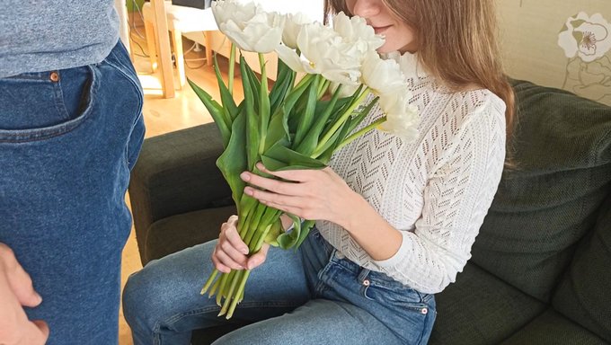 Büyük Doğal Göğüslü Saksocu Kız, Cowgirl Pozisyonunda Içine Boşalıyor