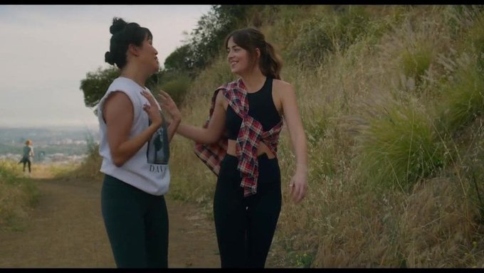 Göğüslü Dakota Johnson Ve Zayıf Tracee Ellis Ross Sıcak Bir Sahnede