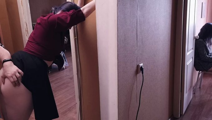 Esmer Kız Arkadaş, Boynuzlanma Deneyiminin Tadını Çıkarıyor
