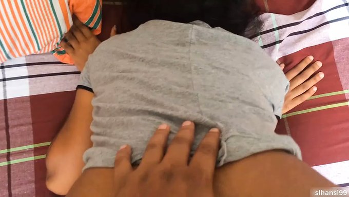 Elindeki Yarağı: Hansi'Nin Sinhala Mastürbasyonu