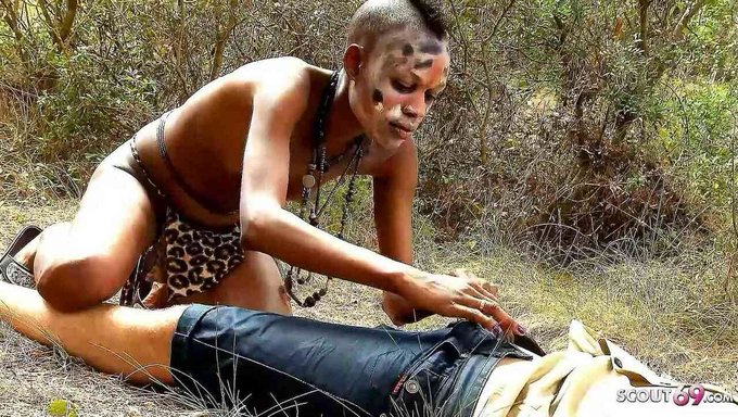 Kısa Saçlı Afrikalı Bir Genç Tarafından Sert Ve Derin Boğaz Sikişi