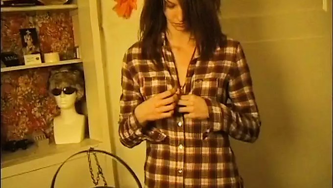 Diana, Bu Ateşli Videoda Duygusal Bir Solo Seansın Tadını Çıkarıyor.