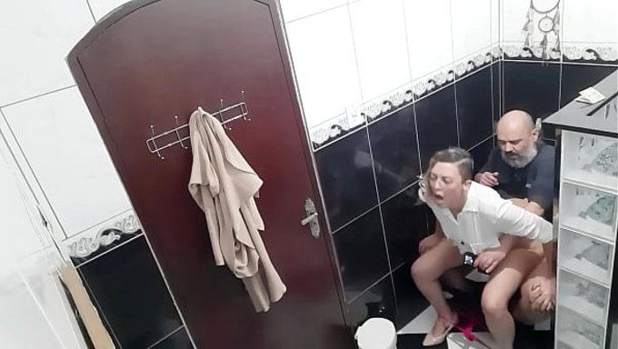 Victor Ve Kız Arkadaşının Bir Barda Yaramaz Banyo Karşılaşması.