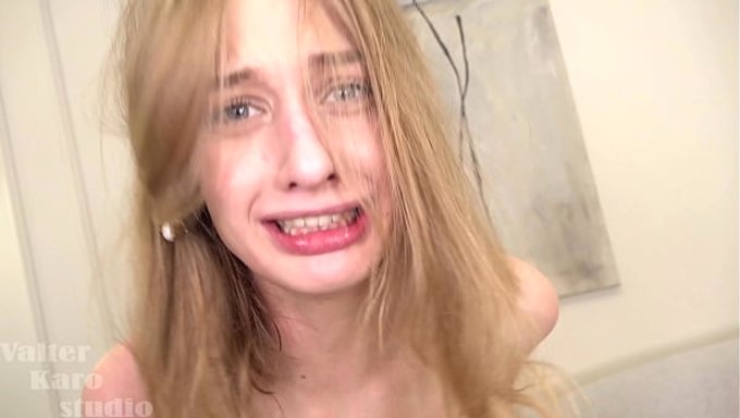 Tatlı Kız Sasha Paige, Kocaman Bir Aletle Kıçından Derin Derin Siktiriyor.