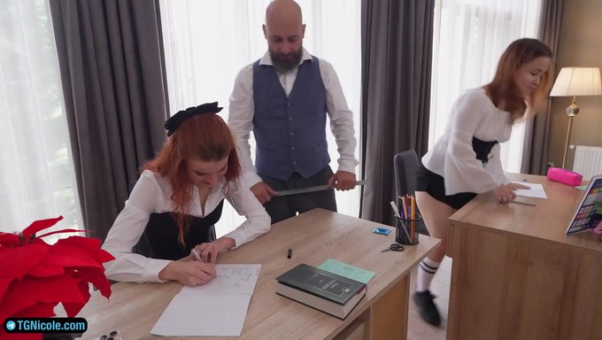 Iki Öğrenci Arasında, Üniversite Dersi Ortak Bir Derin Boğaz Meydan Okuması Haline Gelir.