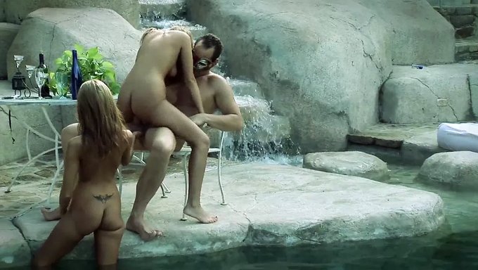 Lyndsey Love Ve Lacey Love'In Inanılmaz Oral Becerileri Bu Yakın Çekim Videoda
