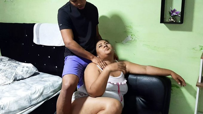 Kolombiyalı Bir Kadınla Koltukta Tek Başına Sikiş