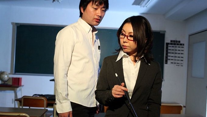 Baştan Çıkarıcı Japon Öğretmen Minami Kitagwa Öğrencilerine Sakso Çekiyor