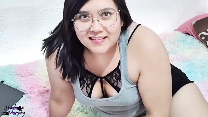 Güzel Şişman Kadın Genç Adamı El Işi Ve Göt Yalamayla Baştan Çıkardı