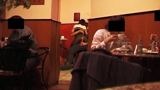 Kaba Ve Baştan Çıkarıcı Bir Sona Sahip Halka Açık Bir Kahve Dükkanında Anal Seks