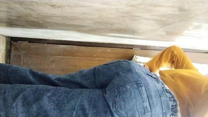Amatör Bhabhi, 18 Yaşındaki Bir Kızla Anal Parmaklama Keyfini Çıkarıyor