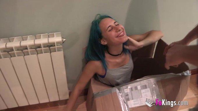 Bu Video, Çinli Bir Adamın Sert Eyleme Katılmasını Gösteriyor