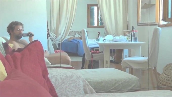 Italyan Güzeli Tokatlanıyor Ve Spermleri Yutuyor