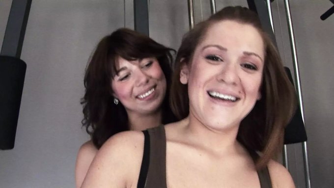 Iki Genç Bebek, Büyük Ve Kalın Bir Dildonun Tadını Çıkaran Amatör Bir Video