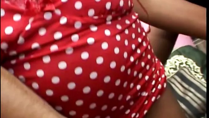 Büyük Göğüsler Ve Sıkı Bir Popo: Yaramaz Bir Siyah Bebek Amını Traşlı Hale Getirir Ve Üçlüde Sikişir