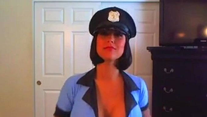 Amatör Göğüslü Lady Cop, Kameralarda Seks Oyuncaklarıyla Kendini Tatmin Ediyor