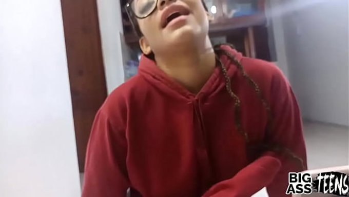 Üvey Kız Kardeş 18'Ine Yeni Girdi Ve Pornoda Ilk Kez Yer Almak Istiyor.