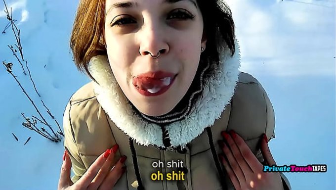 Doğal Büyük Memeli Bir Kız, Doğada Oral Yapıyor.