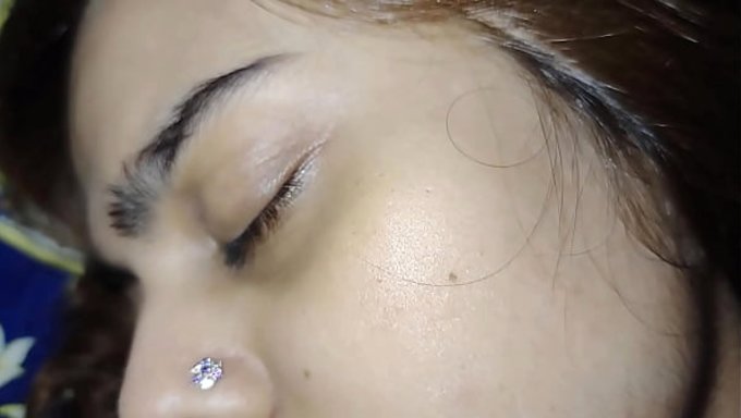 Gece Geç Saatte Güzel Bir Desi Komşuyla Seks, Muhteşem Vücudunu Sergiliyor.