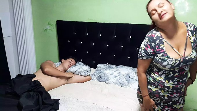 Kolombiyalı Üvey Anne, Oğlu Dinlenirken Solo Oyuna Dalıyor