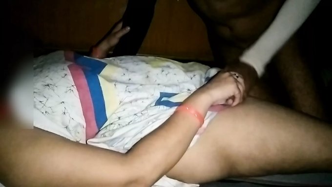 Hintli 18 Yaşındaki Kız Ev Yapımı Videoda Anal Seksin Tadını Çıkarıyor