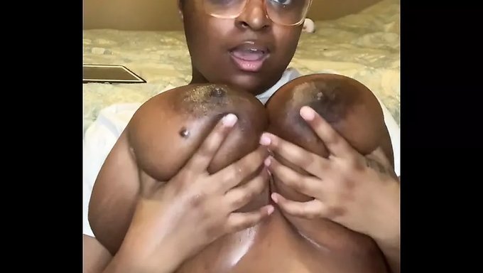 Büyük Doğal Göğüsleri Ve Kalçaları Olan 18+ Genç, Bir Masaj Alıyor