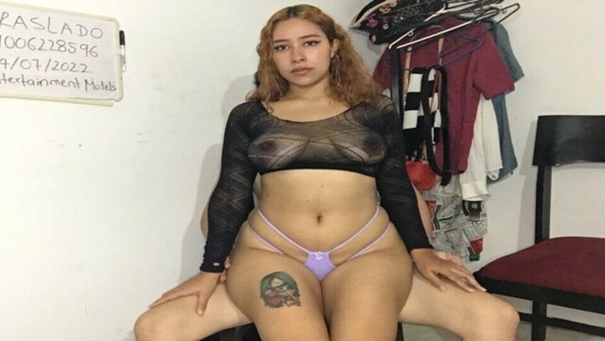 Kolombiyalı Güzelin Bikini Giydiği Erotik Bir Video