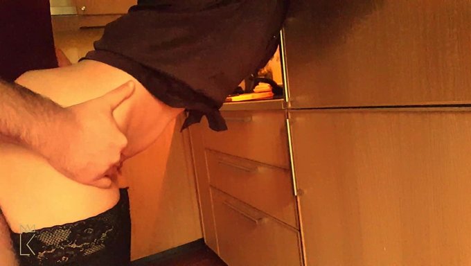 Sen Yemek Yaparken Lütfen Penisine Dokunmama Izin Ver