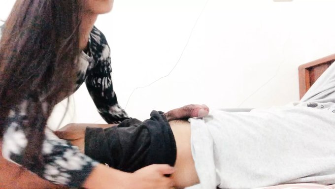 Olgun Kadın, Üvey Kardeşinin Uzman Oral Becerilerinden Yoğun Zevk Yaşıyor