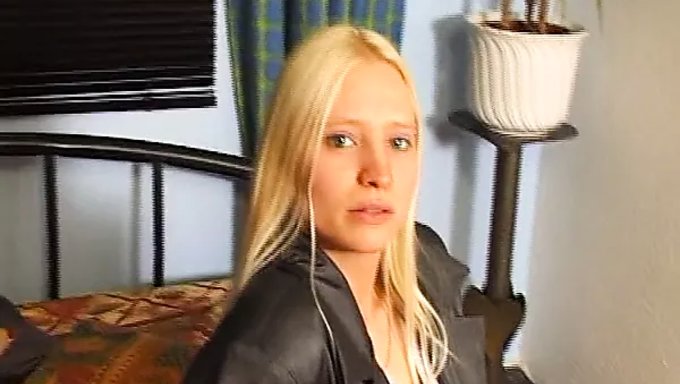 Dövmeli Genç Kamerada Oral Seks Ve Kendini Tatmin Ediyor