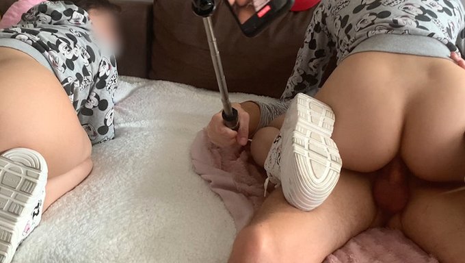 Esmer Üvey Kız Kardeşler Sıkı Popolarını Kanepe Üzerinde Siktiriyorlar