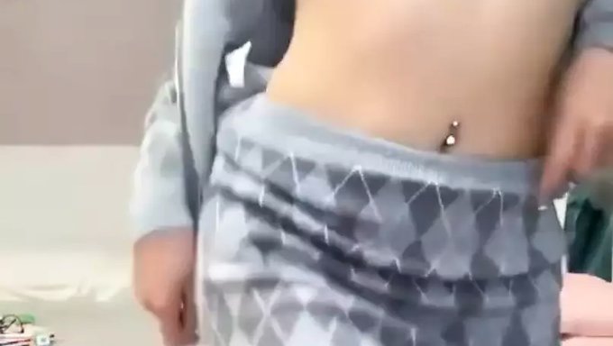 Bu Canlı Videoda Güzel Bir Asyalı Kadının Dans Etmesini Ve Boşalmasını Izleyin