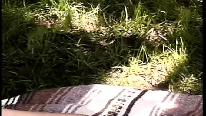 Amerikalı Genç Parkta Cunnilingusun Tadını Çıkarıyor