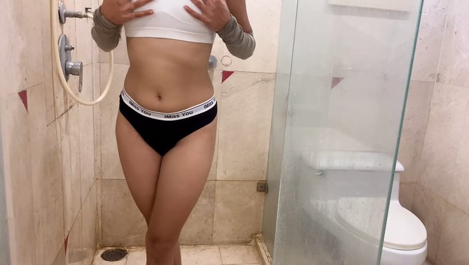 18 Yaşındaki Hintli Kız Banyoda Yoğun Orgazm Yaşıyor