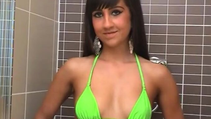 Büyük Doğal Göğüsleri Ve Piercingleri Olan Iç Çamaşırıyla Azgın Bir Gençle (18+) Duş Almak