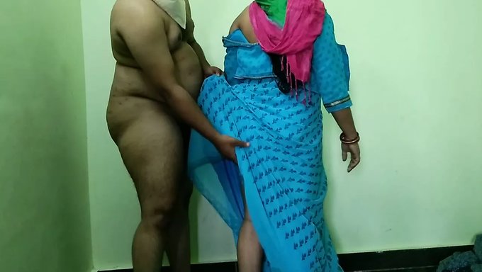 Büyük Göğüsleri Ve Kalçaları Olan Olgun Hintli Milf Derin Boğaz Alıyor