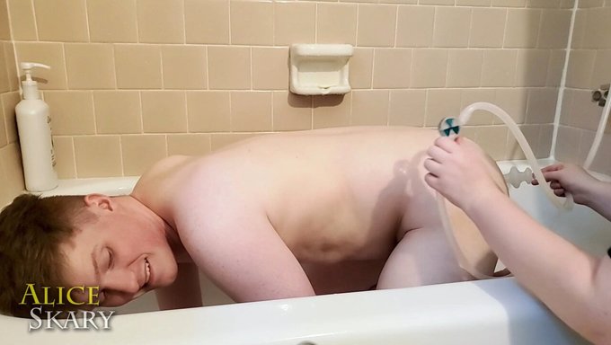 Şişman Femdomun Itaatkar Partneriyle Anal Eğitim Seansı