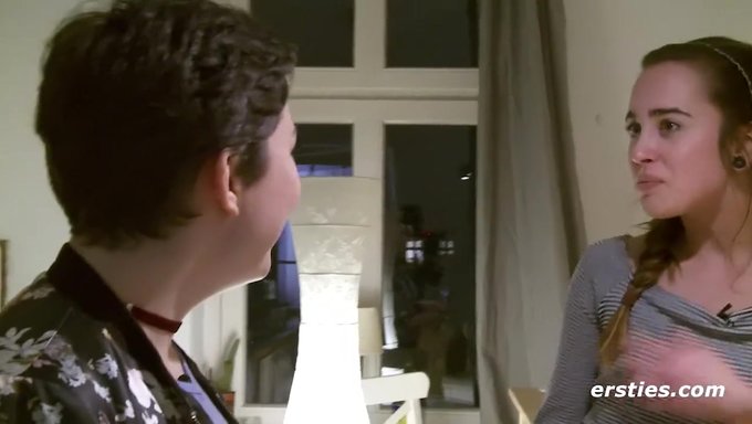 Effie Ve Birgit'In Birlikte Yemek Yaptıktan Sonra Tatlı Ikramı Sadece Tatlıdan Fazlasını Içeriyor.